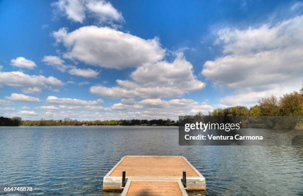 landing stage in the lake wolfssee in duisburg, germany - wolkengebilde foto e immagini stock