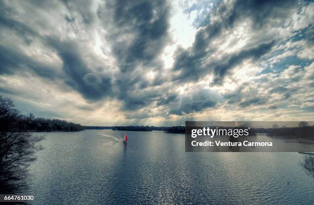 lake wolfssee in duisburg, germany - weitwinkel - fotografias e filmes do acervo