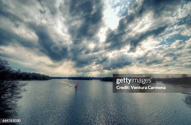 lake wolfssee in duisburg, germany - weitwinkel 個照片及圖片檔