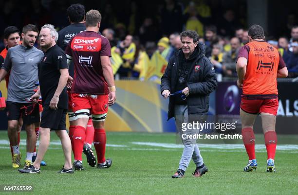 Head coach of RC Toulon Mike Ford directs the warm up before the European Rugby Champions Cup quarter final match between ASM Clermont Auvergne and...