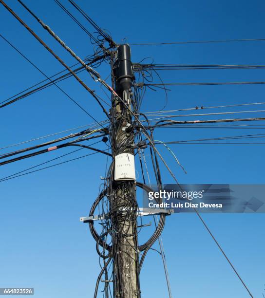 electricity wires - tecnología stock-fotos und bilder