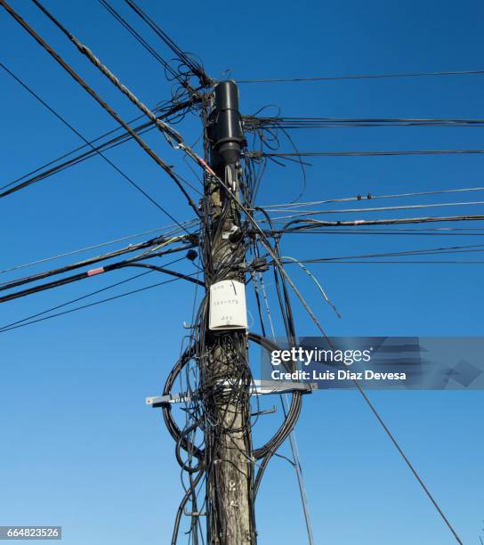 electricity wires - contaminación photos et images de collection