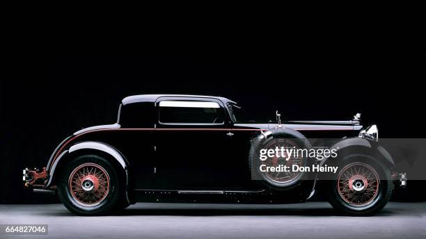 side or profile view of a black 1929 stutz model m automobile. - carro antigo imagens e fotografias de stock