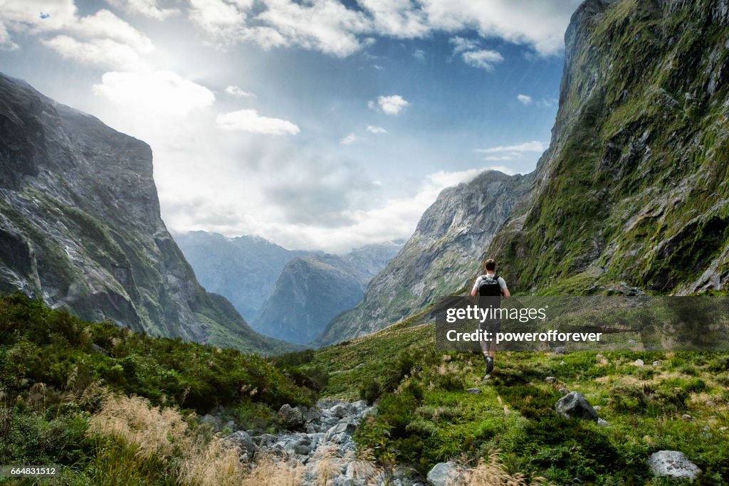 Excursionista en el paisaje de los Alpes del sur en Nueva Zelanda