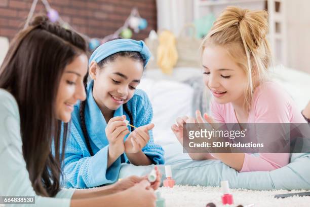preteen vänner måla naglarna under pyjamasparty - sleepover bildbanksfoton och bilder