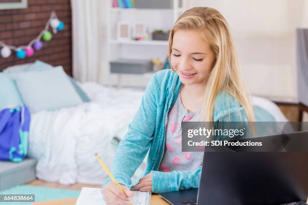 preteen maakt gebruik van laptop op haar kamer - 13 pencils stockfoto's en -beelden