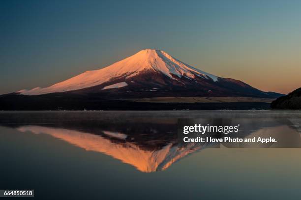 fuji view at lake yamanaka - 逆さ bildbanksfoton och bilder