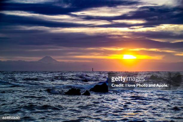 sunset seascapes of arasaki - 波 stock-fotos und bilder