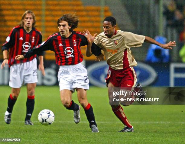 Le milieu de terrain malien du RC Lens Seydou Keyta est à la lutte, le 29 octobre 2002 au stade Felix Bollaert à Lens, avec le milieu de terrain...