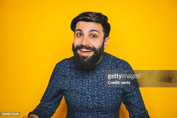porträtt av lycklig mellanöstern man med skägg - handsome middle eastern men bildbanksfoton och bilder