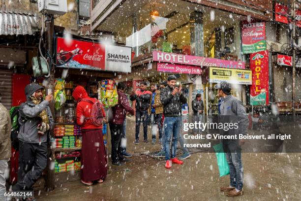 snowing in mcleodganj, dharamsala, india - snowfall in dharamsala ストックフォトと画像