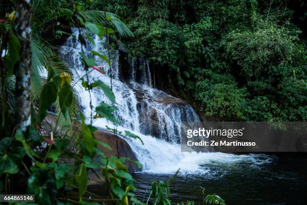 waterfall - destino de viagem stock-fotos und bilder