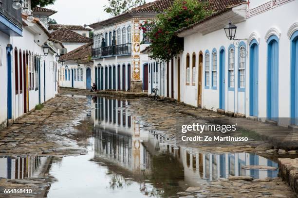 old house - cidade pequena stockfoto's en -beelden