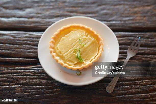 lemon tart - obsttorte stock-fotos und bilder