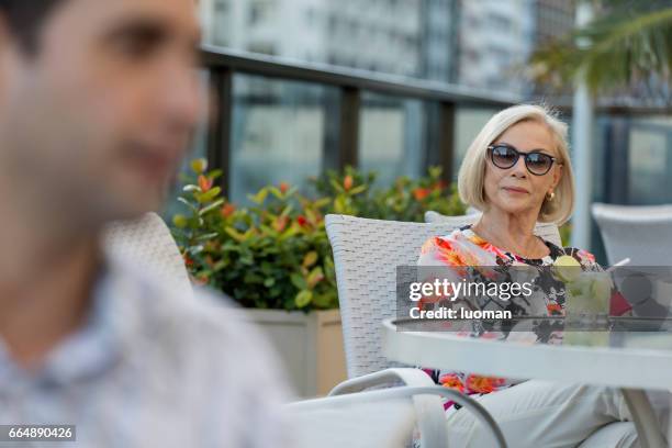 elegante oude dame drinken een caipirinha - etnia caucasiana stockfoto's en -beelden