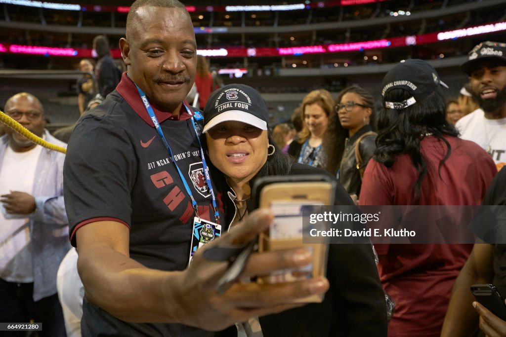 South Carolina coach Dawn Staley posing for selfie with her father News  Photo - Getty Images