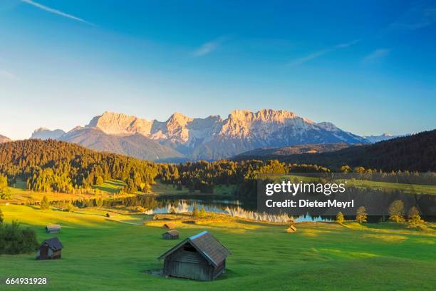 geroldsee bij zonsondergang, garmisch patenkirchen, alpen - karwendel mountains stockfoto's en -beelden