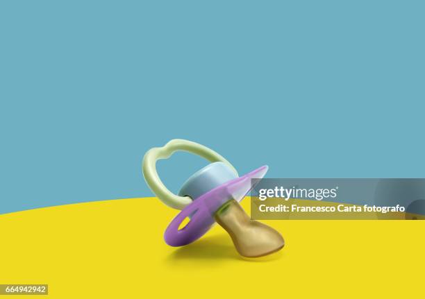 babies pacifier - pacifier stockfoto's en -beelden