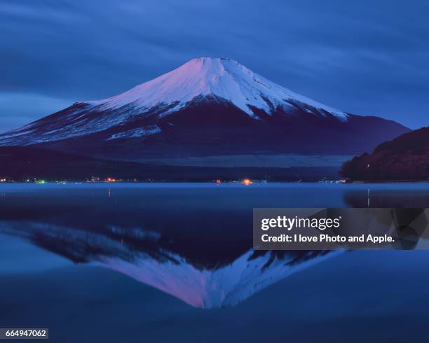 winter morning fuji - 逆さ bildbanksfoton och bilder