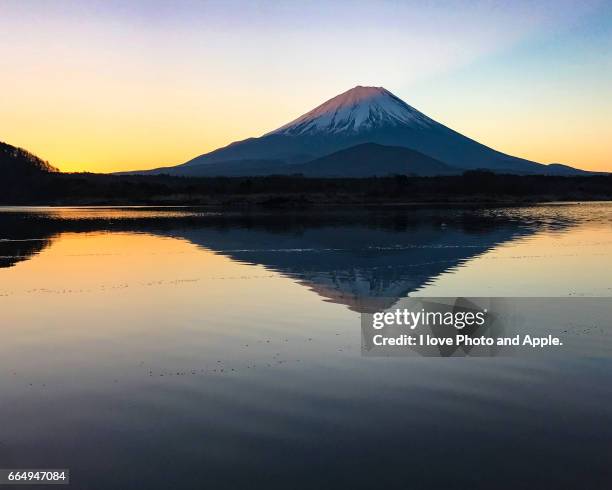 winter morning fuji - 逆さ stock-fotos und bilder