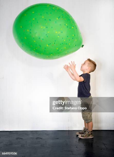kid with huge baloon - child balloon studio photos et images de collection