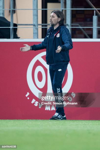 Head coach Martin Schmidt of Mainz reacts during the Bundesliga match between 1. FSV Mainz 05 and RB Leipzig at Opel Arena on April 5, 2017 in Mainz,...