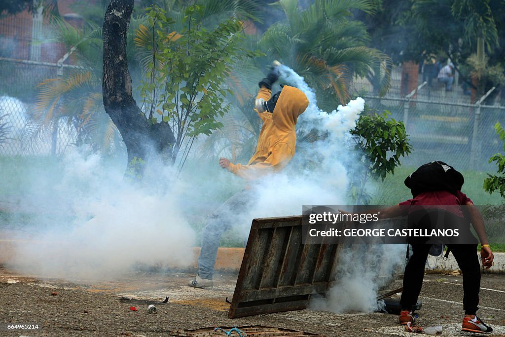 TOPSHOT-VENEZUELA-CRISIS-DEMO