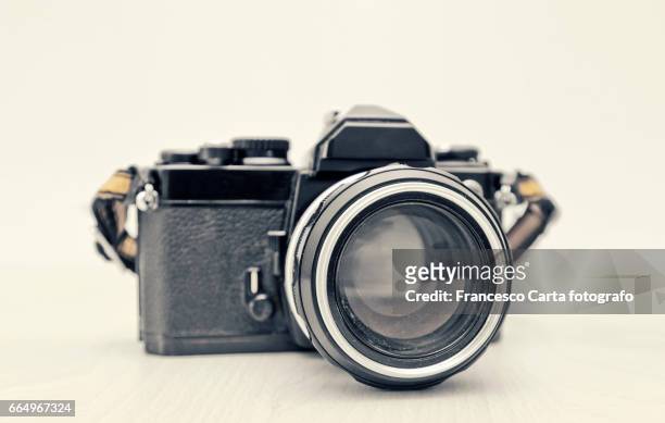analog camera - fotografia da studio stock pictures, royalty-free photos & images