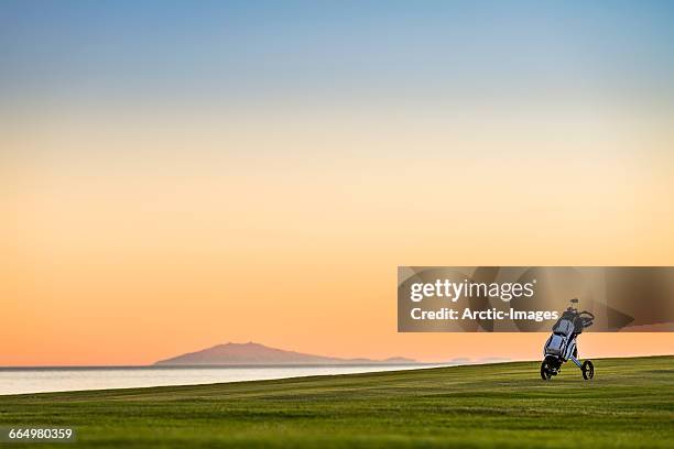 golf bag in a push cart, midnight sun, iceland - bolsa de golf fotografías e imágenes de stock