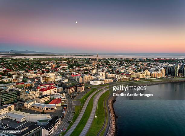 aerial reykjavik skyline, iceland - sole di mezzanotte foto e immagini stock
