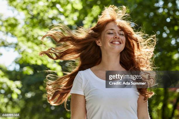 redhead enjoying the first rays of sun - capelli lunghi foto e immagini stock