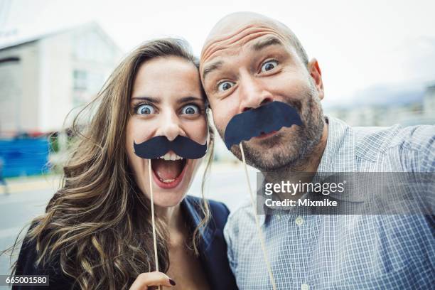 junges attraktives paar machen selfie - big mustache stock-fotos und bilder