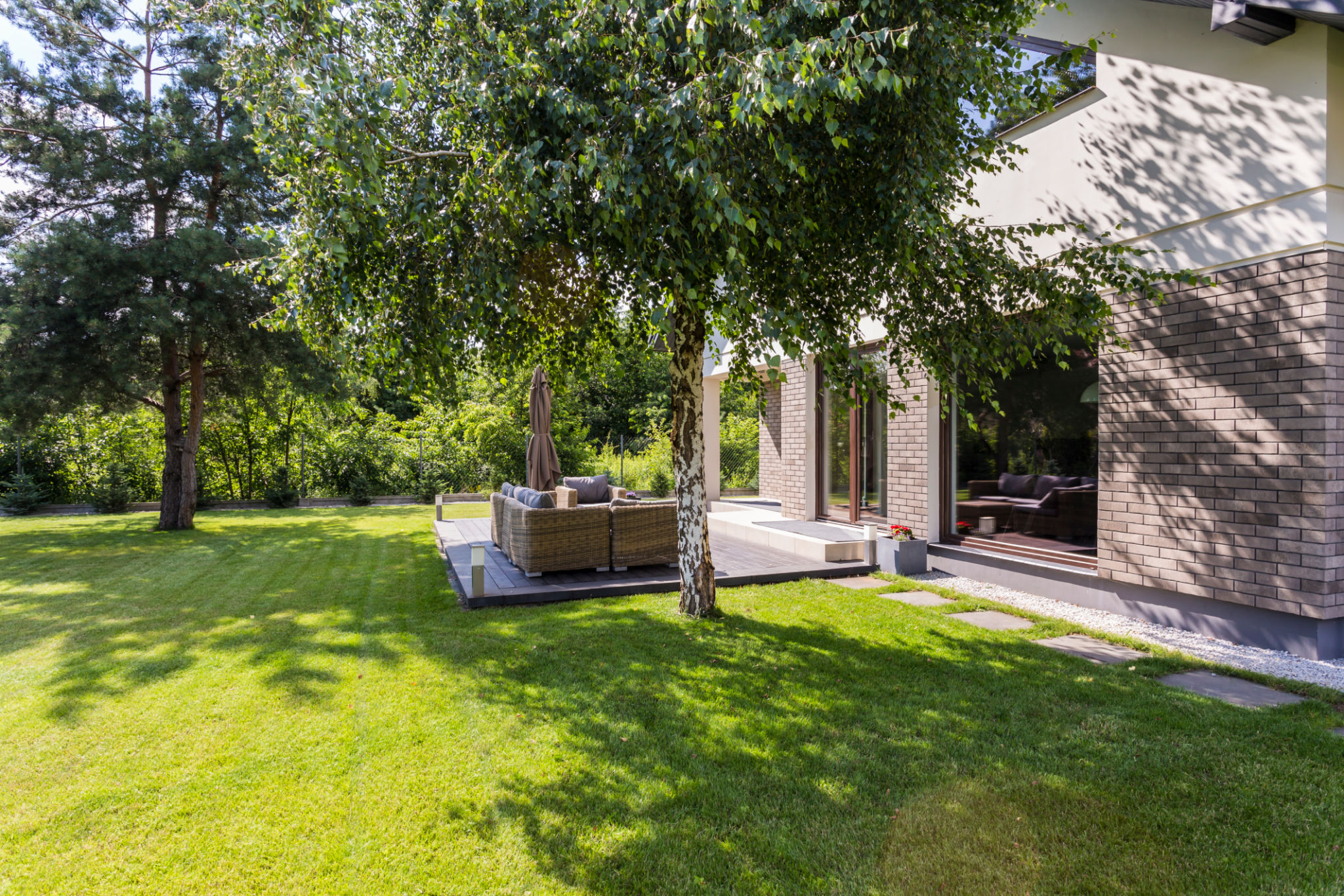 Sunny garden ideal for summer barbecues Sunny garden ideal for summer barbecues