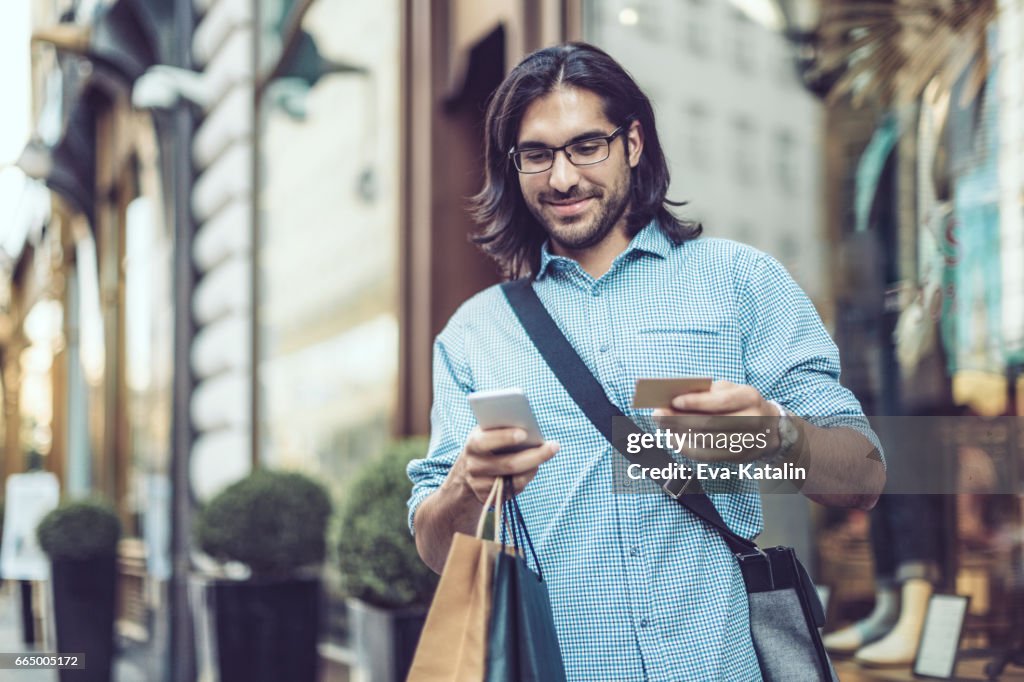 Ung affärsman shopping i staden