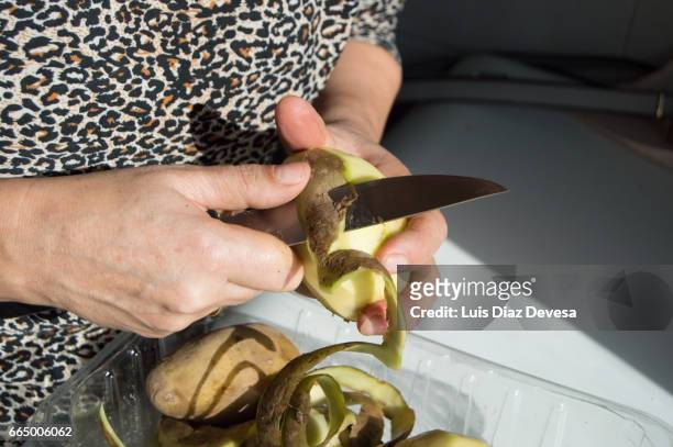 peeling potatoes - frescura stockfoto's en -beelden