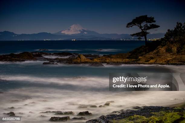 fuji night view from akiya coast - 波打ち際 stock-fotos und bilder