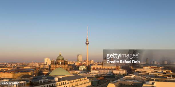 panoramic view of berlin at sunset - finanzwirtschaft und industrie imagens e fotografias de stock
