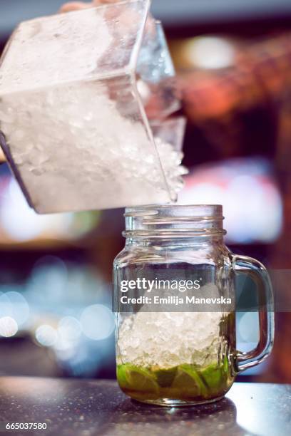 preparing cocktails - schuimspatel stockfoto's en -beelden