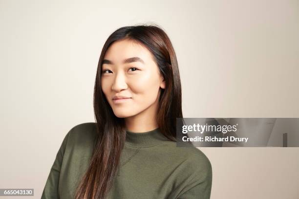 portrait of happy young woman - sourire narquois photos et images de collection