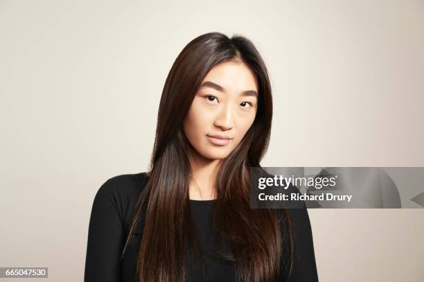 portrait of young woman - straight hair 個照片及圖片檔