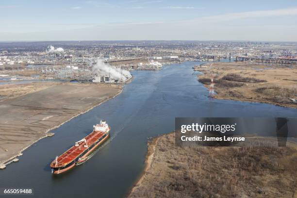 container ship - newark bay - port elizabeth new jersey stock pictures, royalty-free photos & images