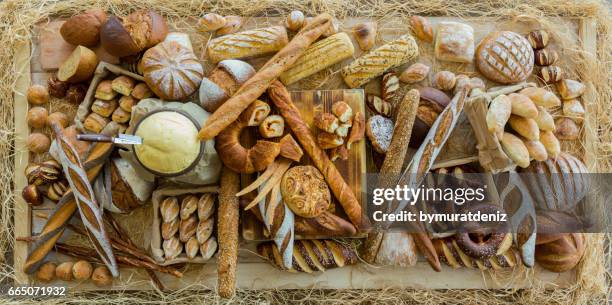 pan de tipo sobre mesa - carbohidrato fotografías e imágenes de stock