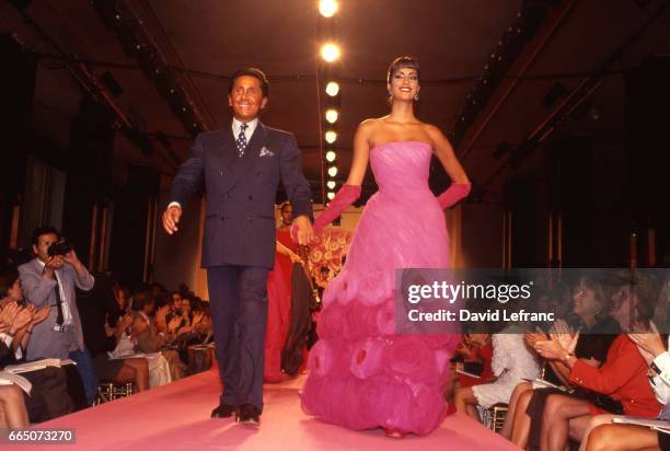 Italian fashion designer Valentino Garavani with Canaduab model Yasmeen Ghauri during his Fall Winter 1991-1992 fashion show.