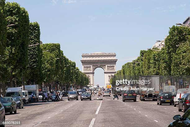 arc de triomphe, paris, france - champs elysees quarter stock pictures, royalty-free photos & images