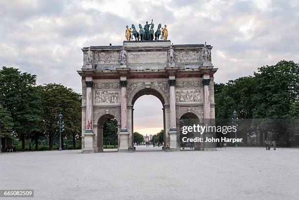 arce de triomphe du carrousel, paris, france - jardín de las tullerías fotografías e imágenes de stock