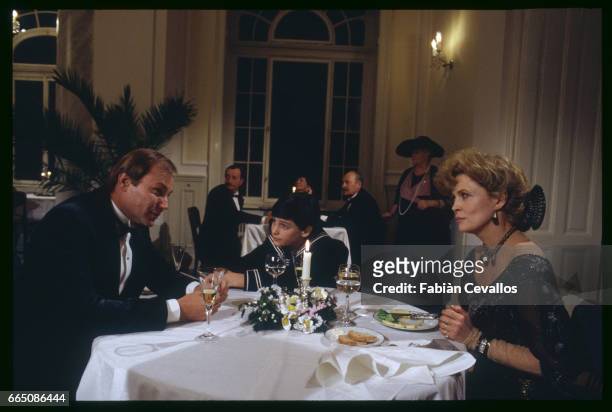 Austrian actor Klaus Maria Brandauer, young David Eberts, and American actress Faye Dunaway perform on the set of the 1988 movie Burning Secret, or...