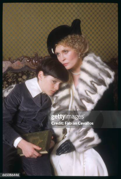 Young David Eberts and American actress Faye Dunaway sit together on the set of the 1988 movie Burning Secret, or Brennendes Geheimnis in German....