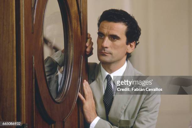 Italian actor Massimo Troisi performs on the set of the movie Splendor, directed by Italian director, Ettore Scola. Co-produced by France and Italy,...
