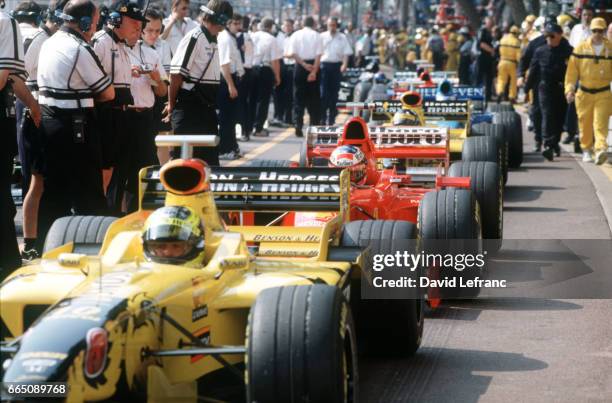 Voitures les unes derrière les autres prêtes au départ, le 20 mai 1998 à Monaco.