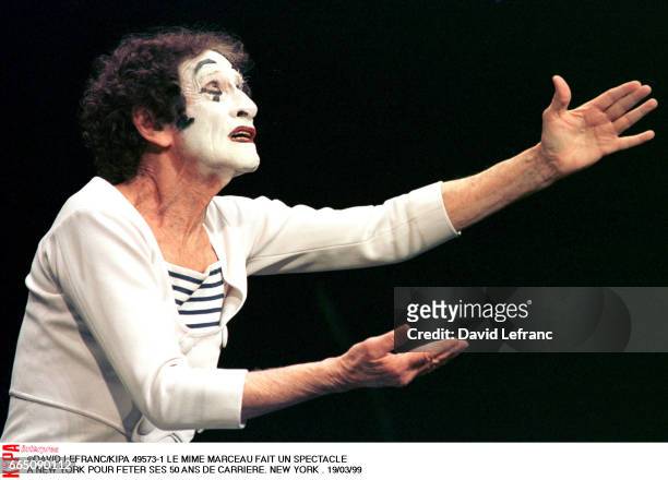 Plan moyen du Mime Marceau faisant des gestes, le 19 mars à New York.